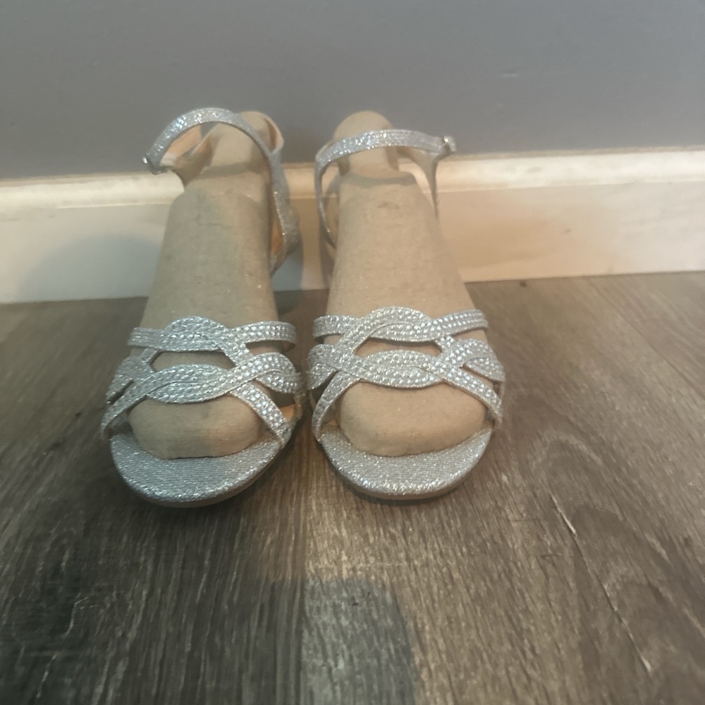 Badgley Mischka Silver Heels Elegant Design size 8
